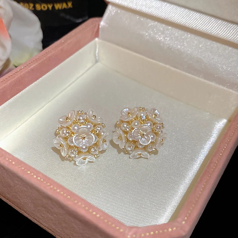 Französische Imitationsperlen-Ohrstecker mit Weißem Blumencluster 2026 Trendiger Schmuck Süßes und Elegantes Accessoire für Frauen – Detail 11