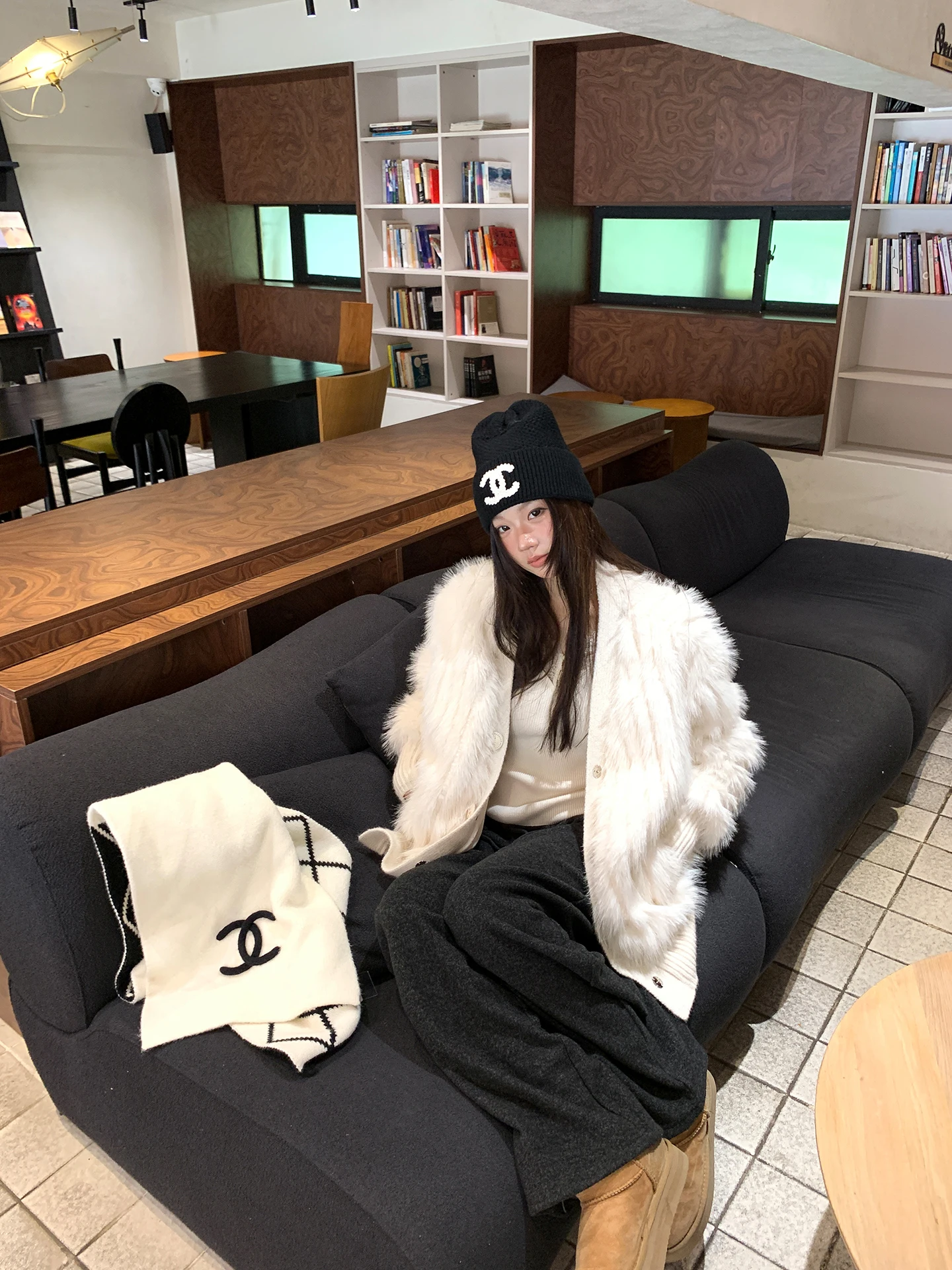 سترة قطنية دافئة فضفاضة للنساء من ريد سيليبريتي ستوديو، معطف فرو أبيض جديد لخريف وشتاء 2023، بأكمام طويلة وياقة على شكل V بأس...