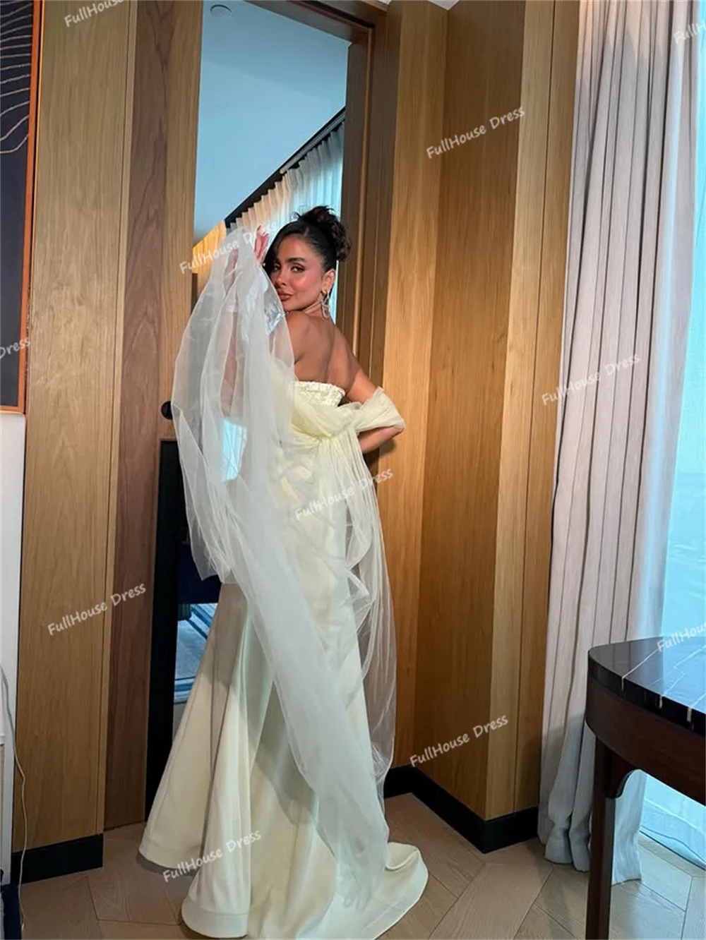 Op maat gemaakte glamoureuze dames boothals pailletten kanten schede Saoedi-jurk rugloze lange gedrapeerde hofavondjurk met cape