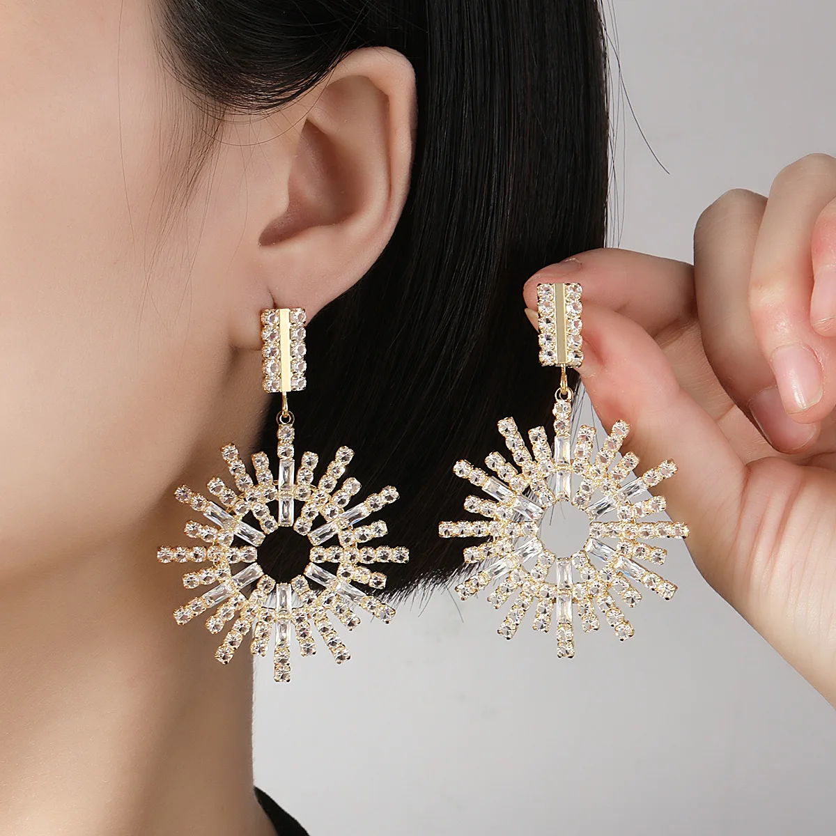 

Fashion Sun Flower Shaped Luxury Style Water Drop Pendant Zircon Earrings Party Banquet Women Ear Accessories Jewelry