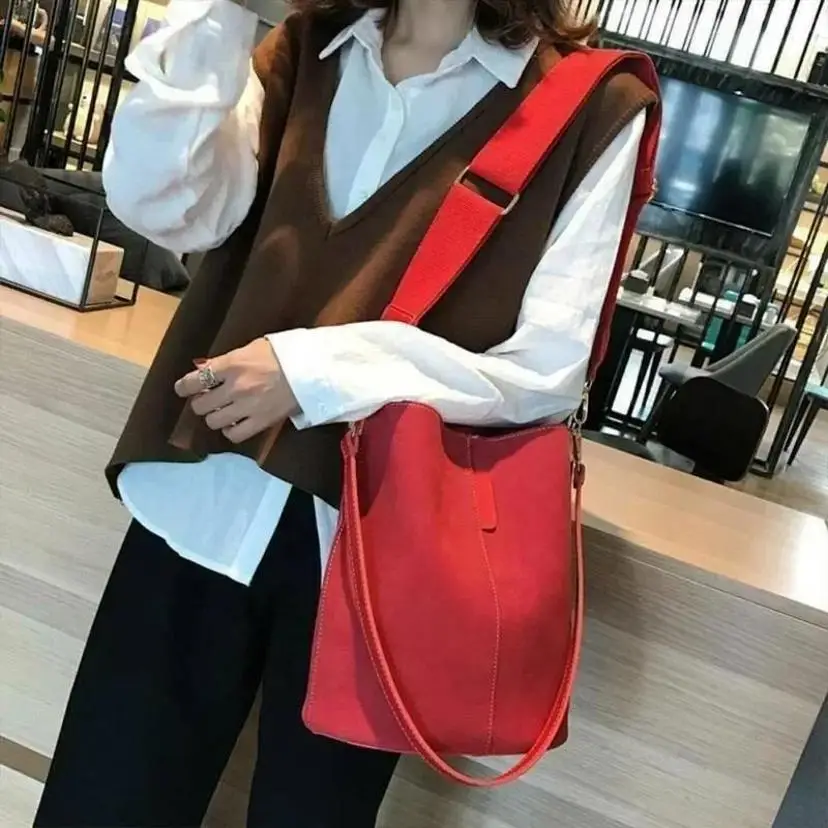 

1 Pcs Ladies Large Bucket Messenger Personalized Fashion Shoulder Simple Large-capacity Frosted Bucket Bag