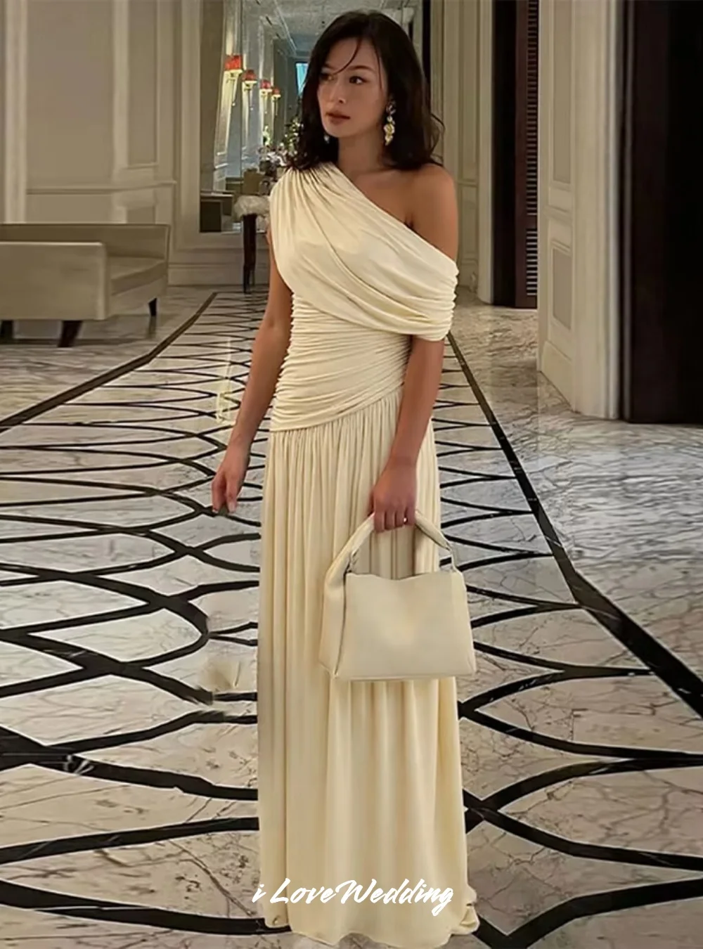 فساتين سهرة أنيقة مكشوفة الكتف 2025 مطوي بدون ظهر على شكل حرف a بطول الأرض فستان حفلة موسيقية فساتين حفلات الزفاف حسب الطلب