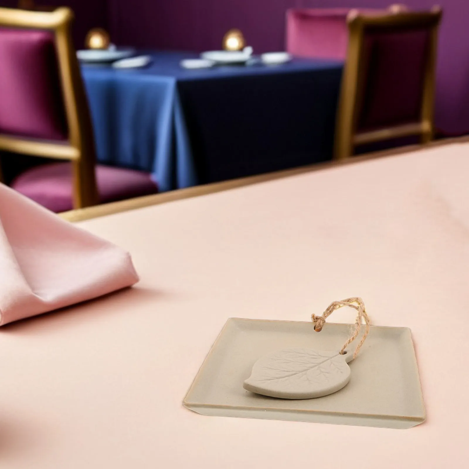 

Квадратная керамическая крышка для коробки для салфеток 6,42x6,42 дюйма, ветрозащитный держатель для салфеток для обеденного стола, декор для рабочего стола, органайзер для салфеток с дизайном в виде листьев