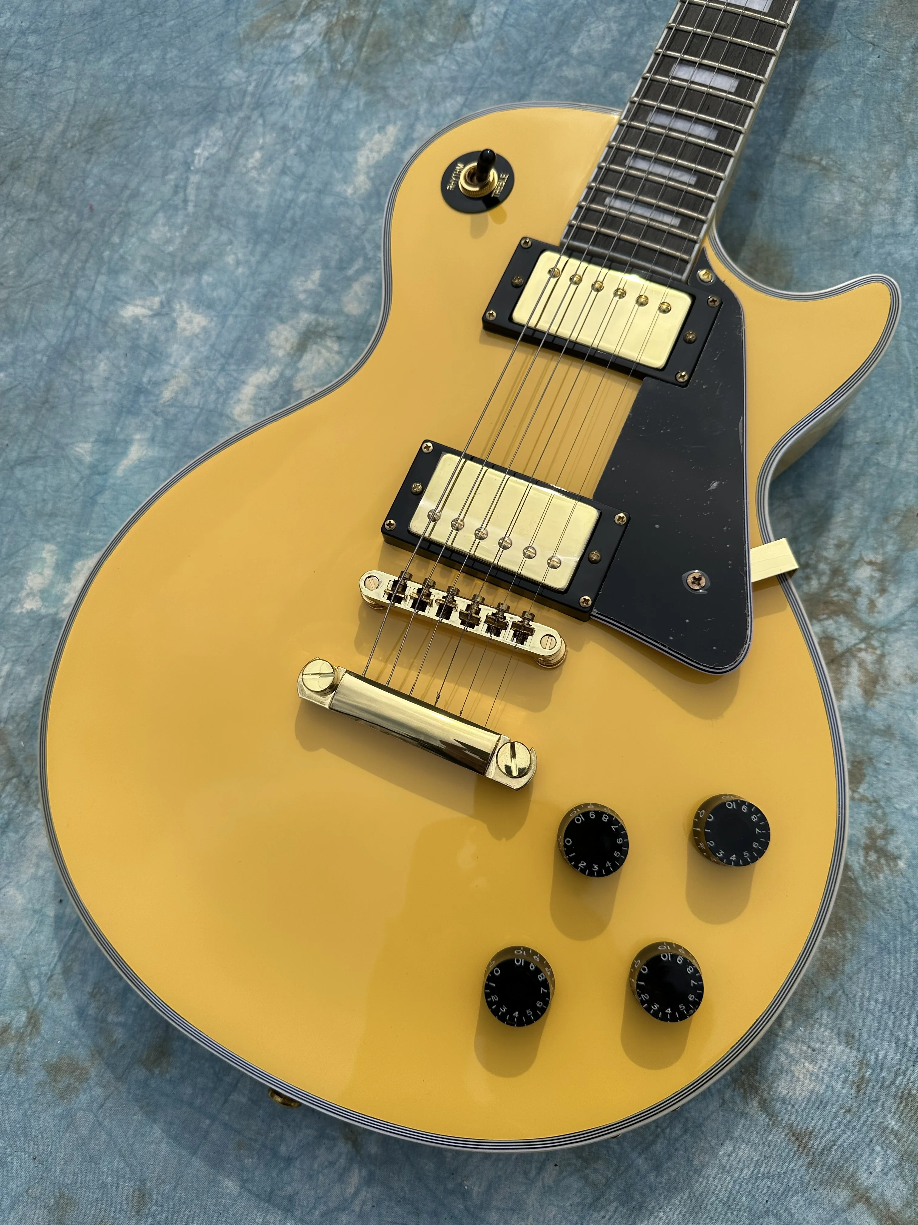 Customized electric guitar, cream white Caston, imported paint, bright light, gold accessories, lightning package