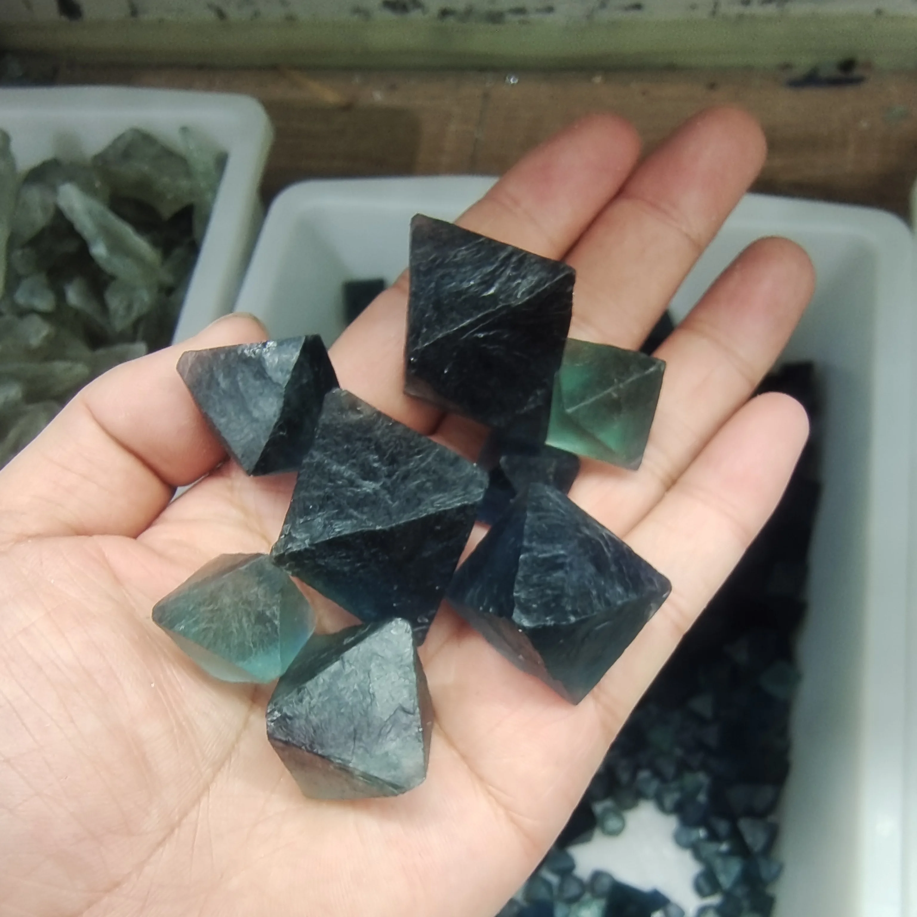 25-40mm 1000g Natural Crystal Blue Fluorite Octahedron Crude Stone Ore Pendant Fluorite Octahedron Raw crystal Home Decoration