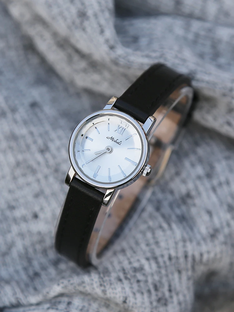 ساعة نسائية بقرص صغير مع ملمس فاخر خفيف، ساعة نسائية بسيطة وأنيقة، صغيرة ورائعة بحزام جلدي. #2