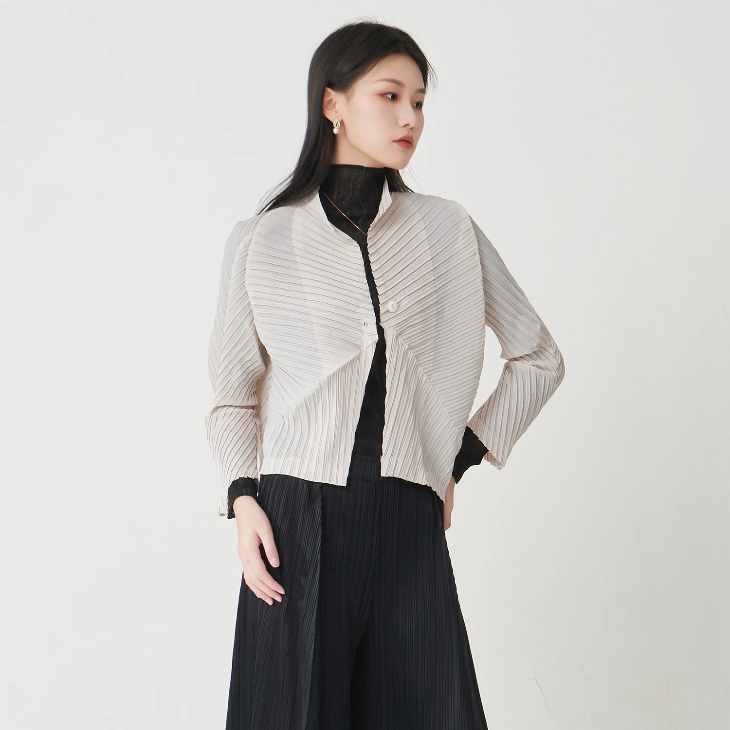 

Miyake плиссированный топ, оптовая продажа с фабрики, женская модная футболка с дизайном на пуговицах, повседневный топ с длинными рукавами