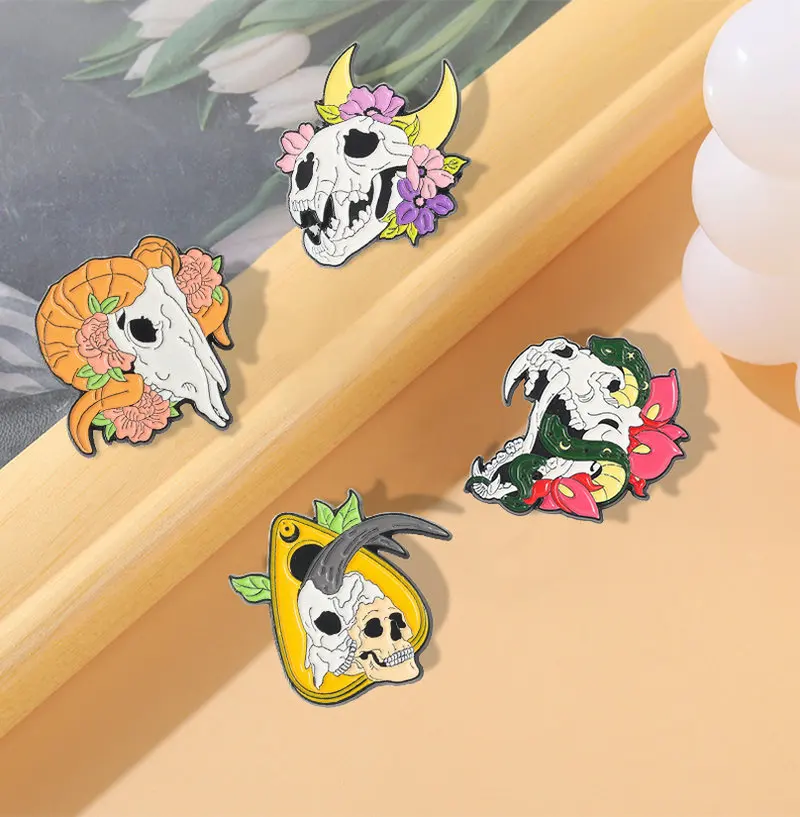 Alfileres personalizados de flores, broches de esqueleto de Bush Satán, insignias de solapa, joyería gótica Punk de animales, regalo para amigos, esmalte de calavera de cabra