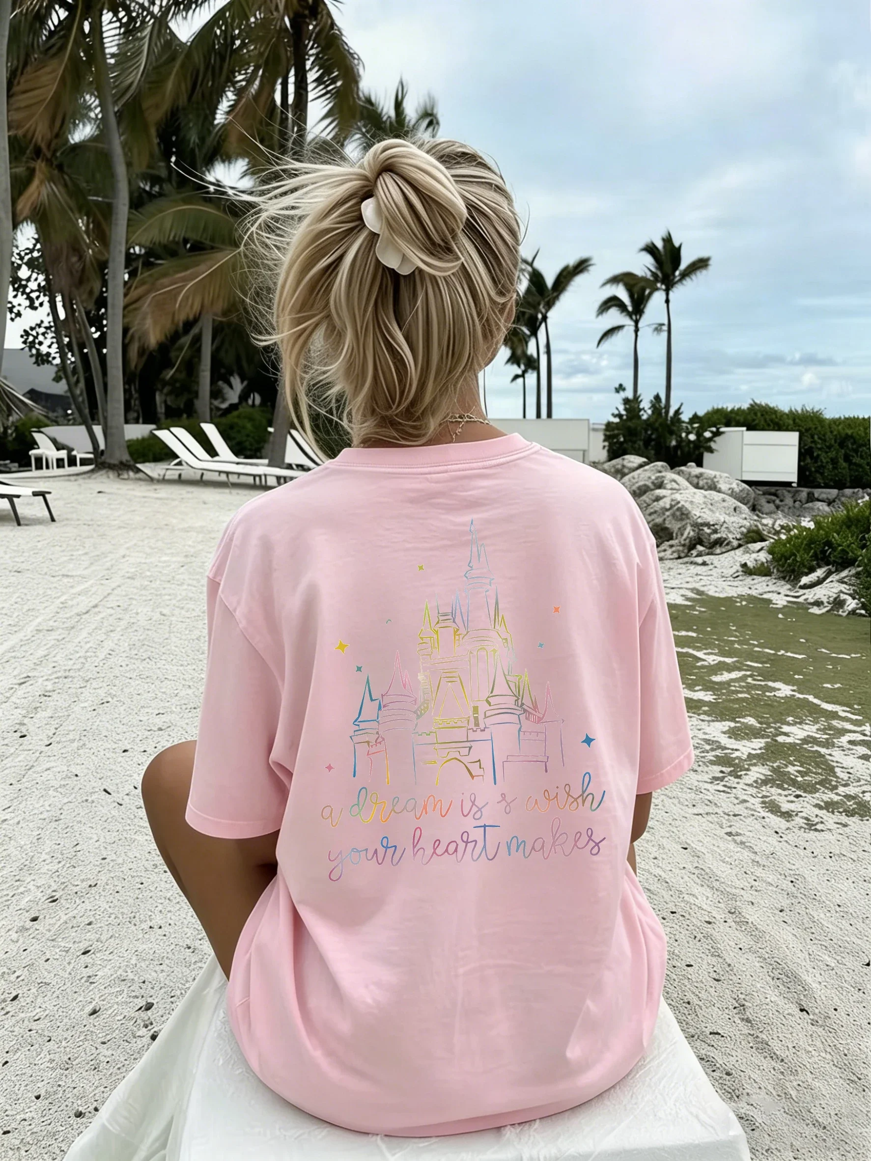 Sommer-T-Shirt für Damen mit Rundhalsausschnitt und kurzen Ärmeln, doppelseitiger Aufdruck „Rainbow Castle“ mit Schriftzug „A Dream Is A Wish Your Heart Makes“ – Detail 8