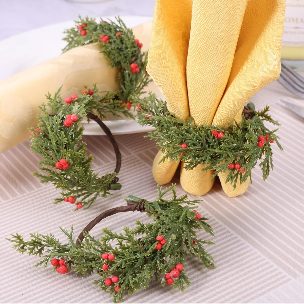 6pcs Handwoven Evergreen Wreath Red Berries Napkin Ring Christmas Table Decor 4cm New Year Forest-style Wedding Party Ornament