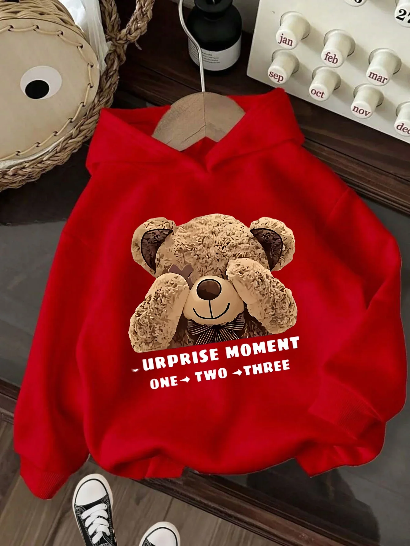Kids Surprise Teddy Bear Print Hoodie Cover‑Eyes Bear Letter Graphic Pullover Autumn Winter Fleece Warm Hooded Sweatshirt