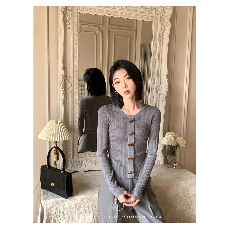 بلوفر برقبة دائرية وأزرار وأكمام طويلة بلون سادة، سترة محبوكة كاجوال أنيقة