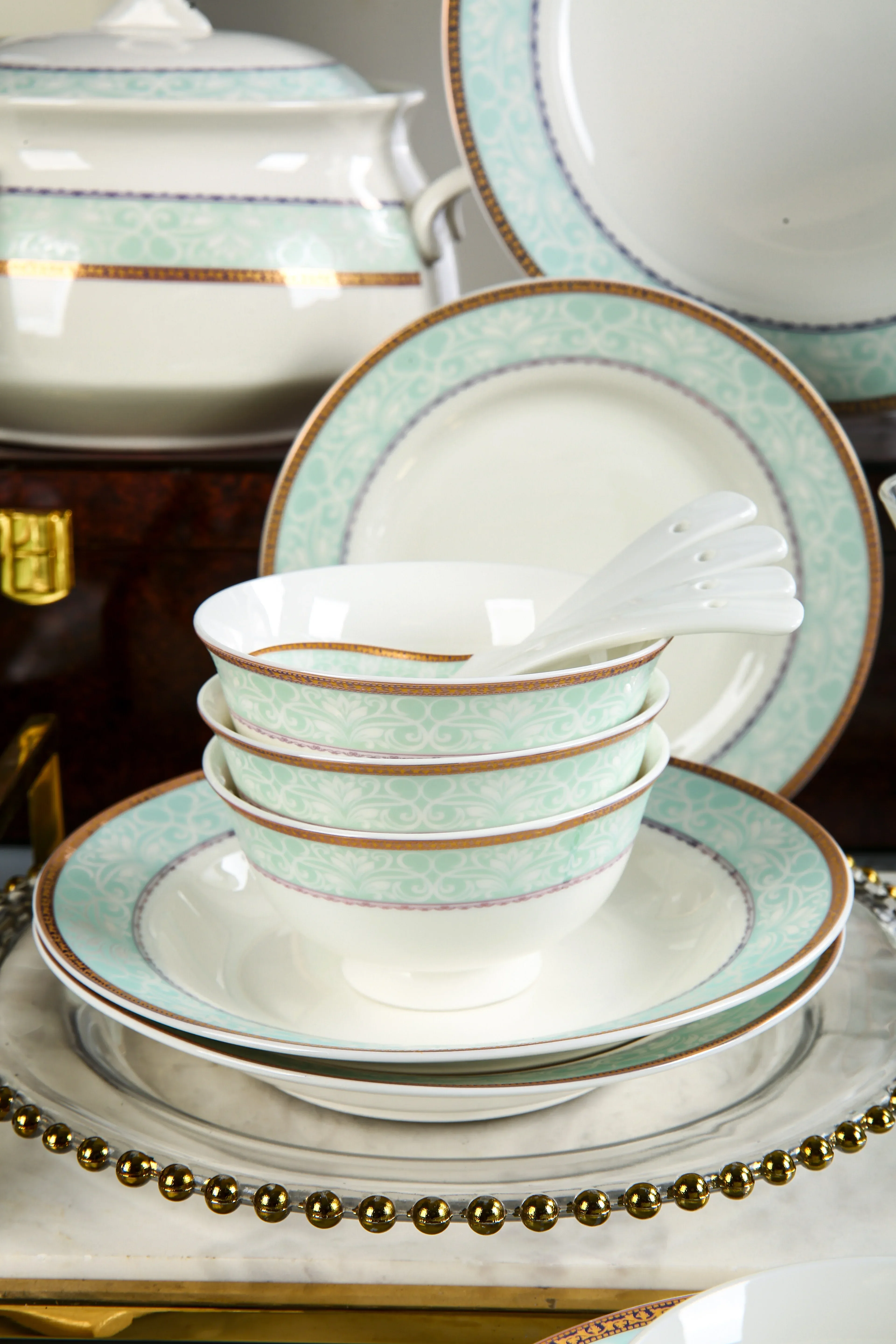 

Traditional Chinese ceramic tableware set for sustainable home use