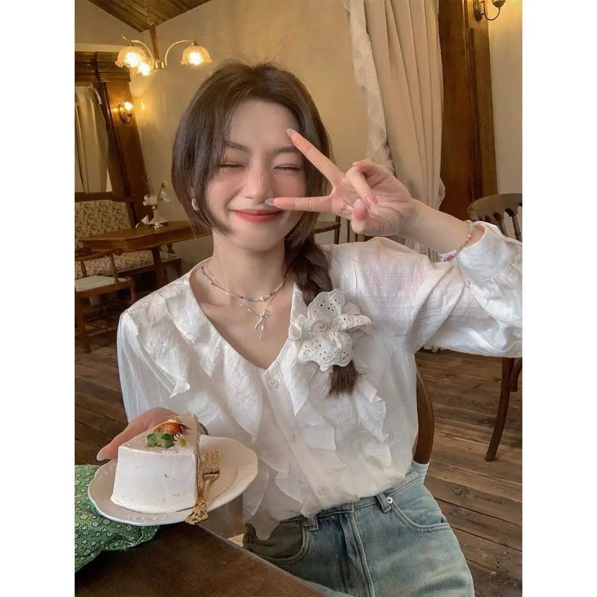Korejpaa Camicia da donna in stile coreano Dolce bianco con bordo volant 2025 Nuove camicie Moda estiva Scollo a V a maniche lunghe Protezione solare Top