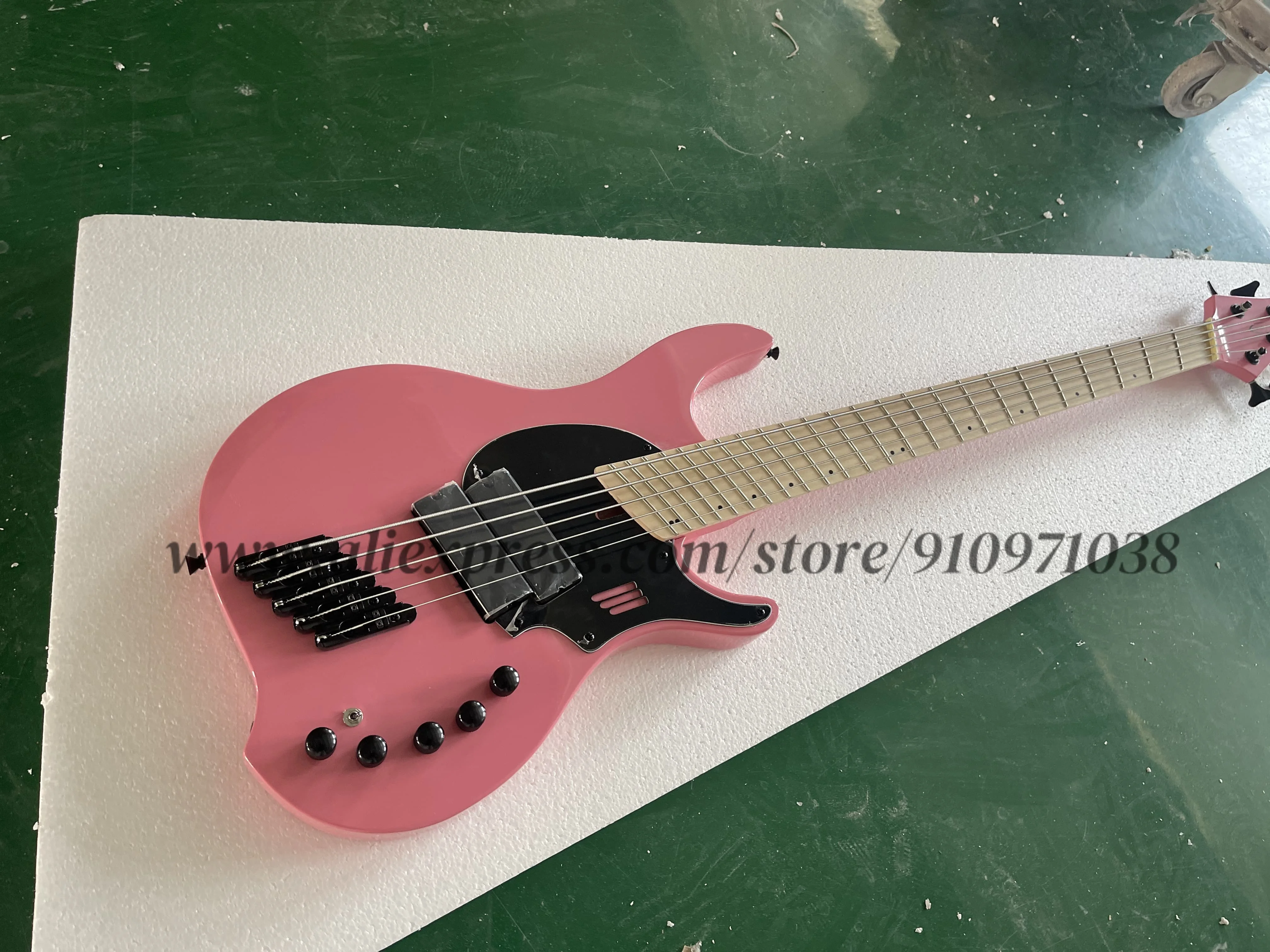 

Classic pink bass, 4-string bass, solid wood body, maple neck, single bridge, maple fingerboard, active battery, factory custom