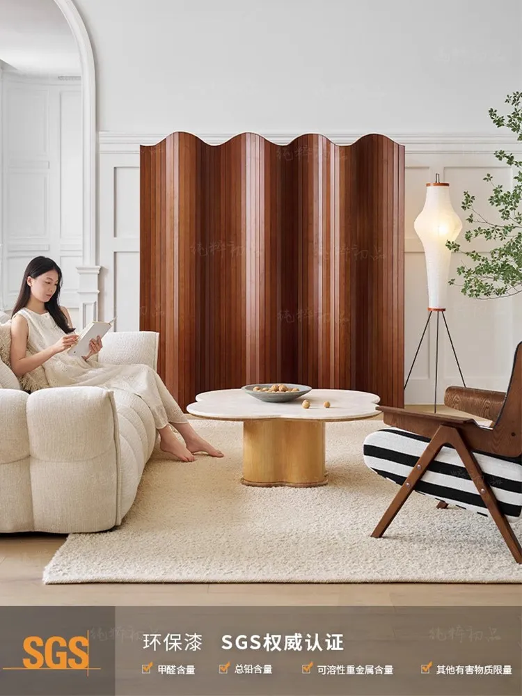 The living room partition can be rolled up and the entrance is blocked.