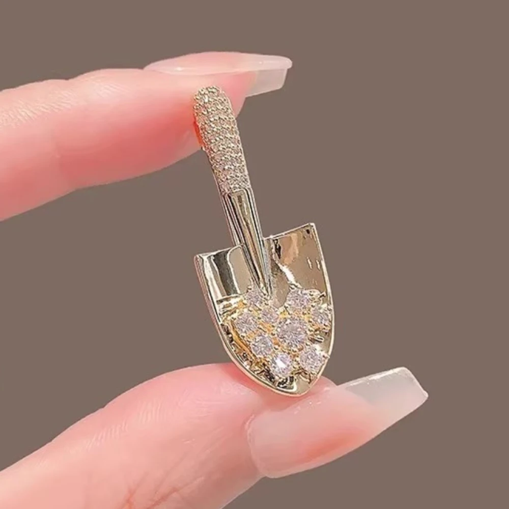 Unique Design Gold Color Rhinestone Shovel Brooches for Women Men Dripping Oil Metal Pins Suit Jewelry Accessories