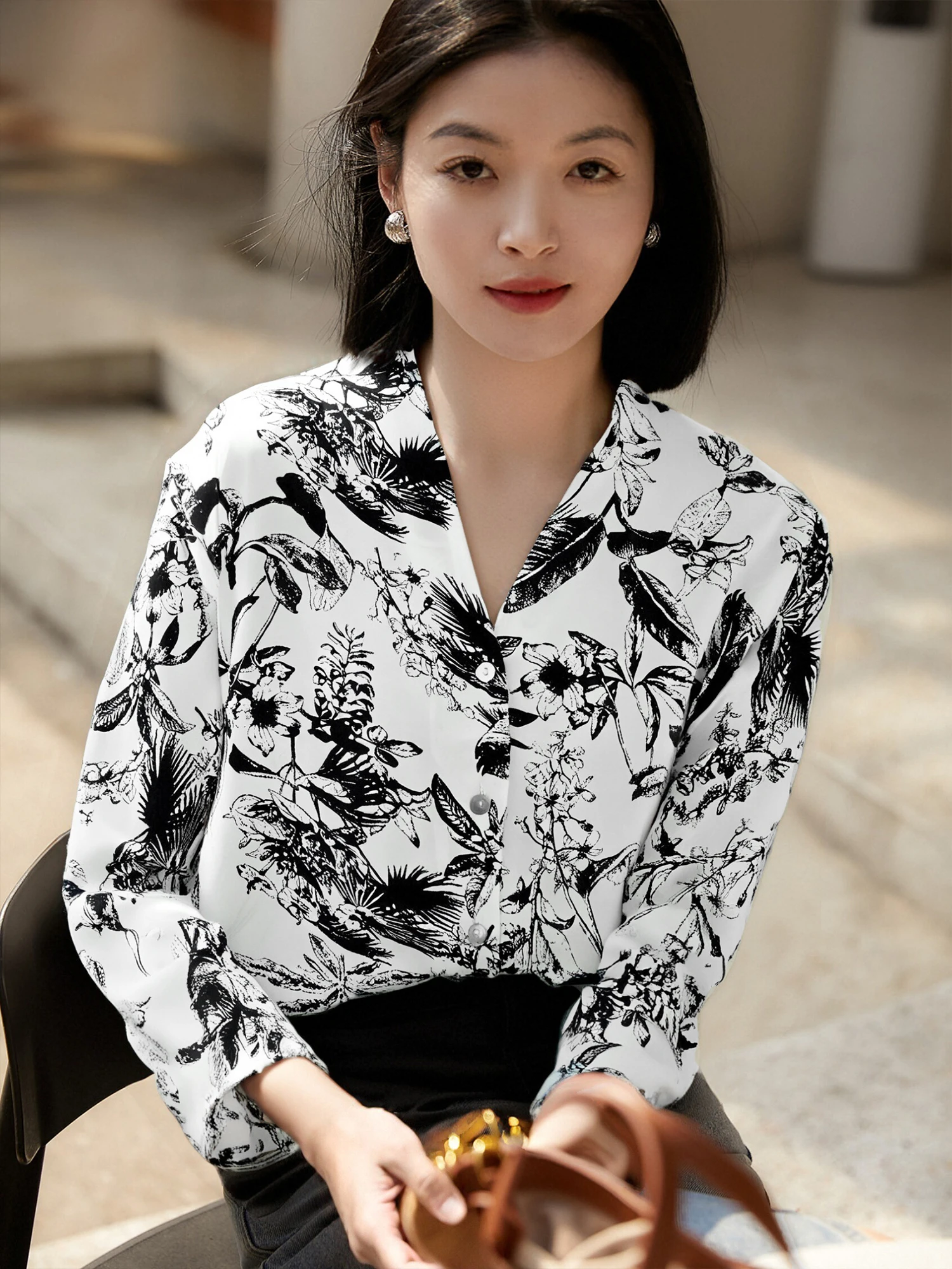 

Новинка! Женская шелковая блузка с длинным рукавом и V-образным вырезом из шифона с принтом. Идеально для весны и осени, удобна для повседневной носки.