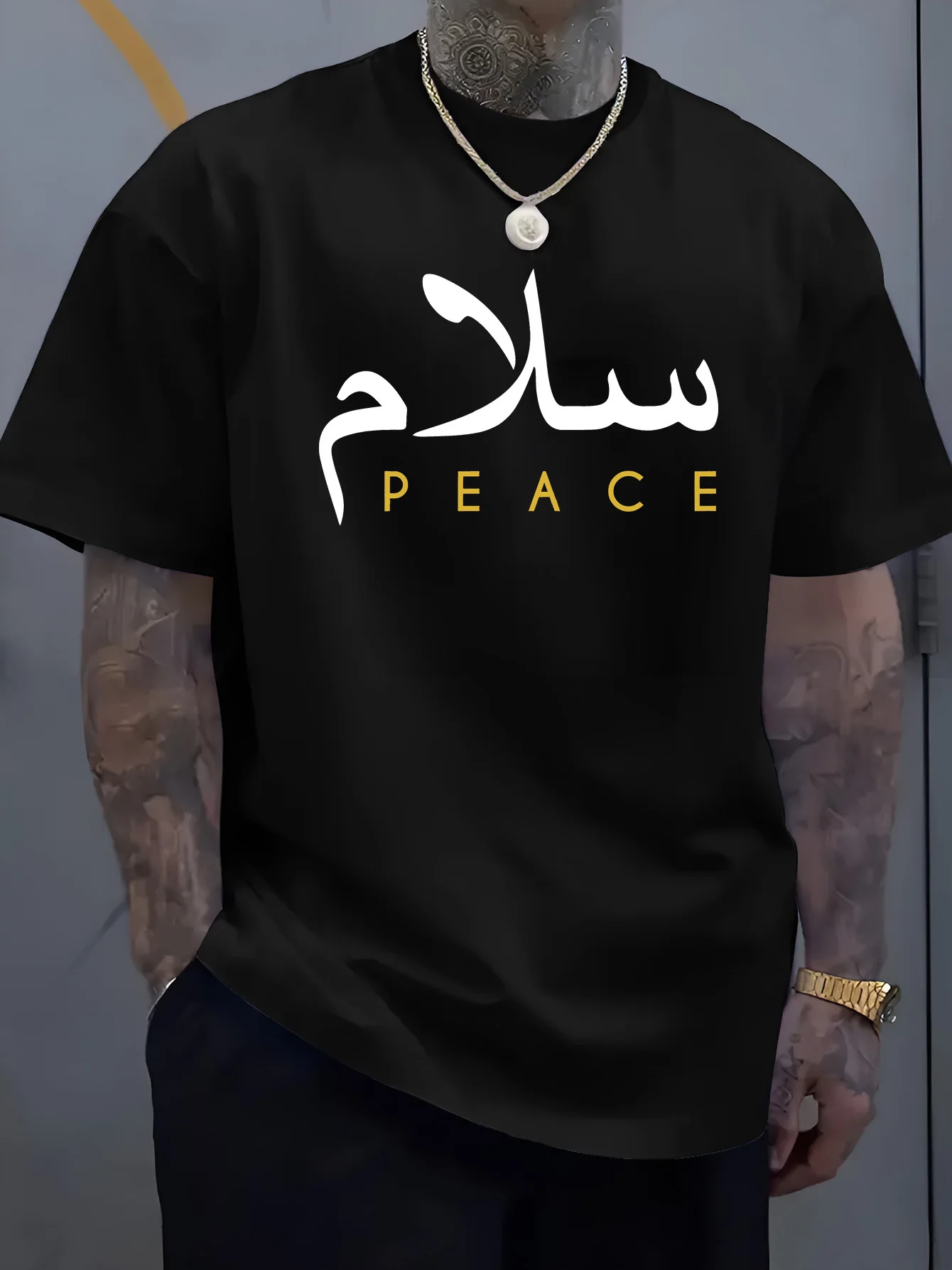 Camiseta de gola redonda com estampa árabe de paz, nova moda de verão 2025