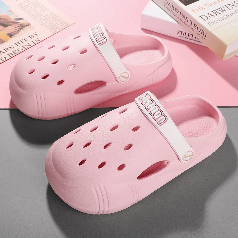 A pair of children's summer sandals with soft soles, comfortable to wear and durable. The design features holes. Model: DL-5539