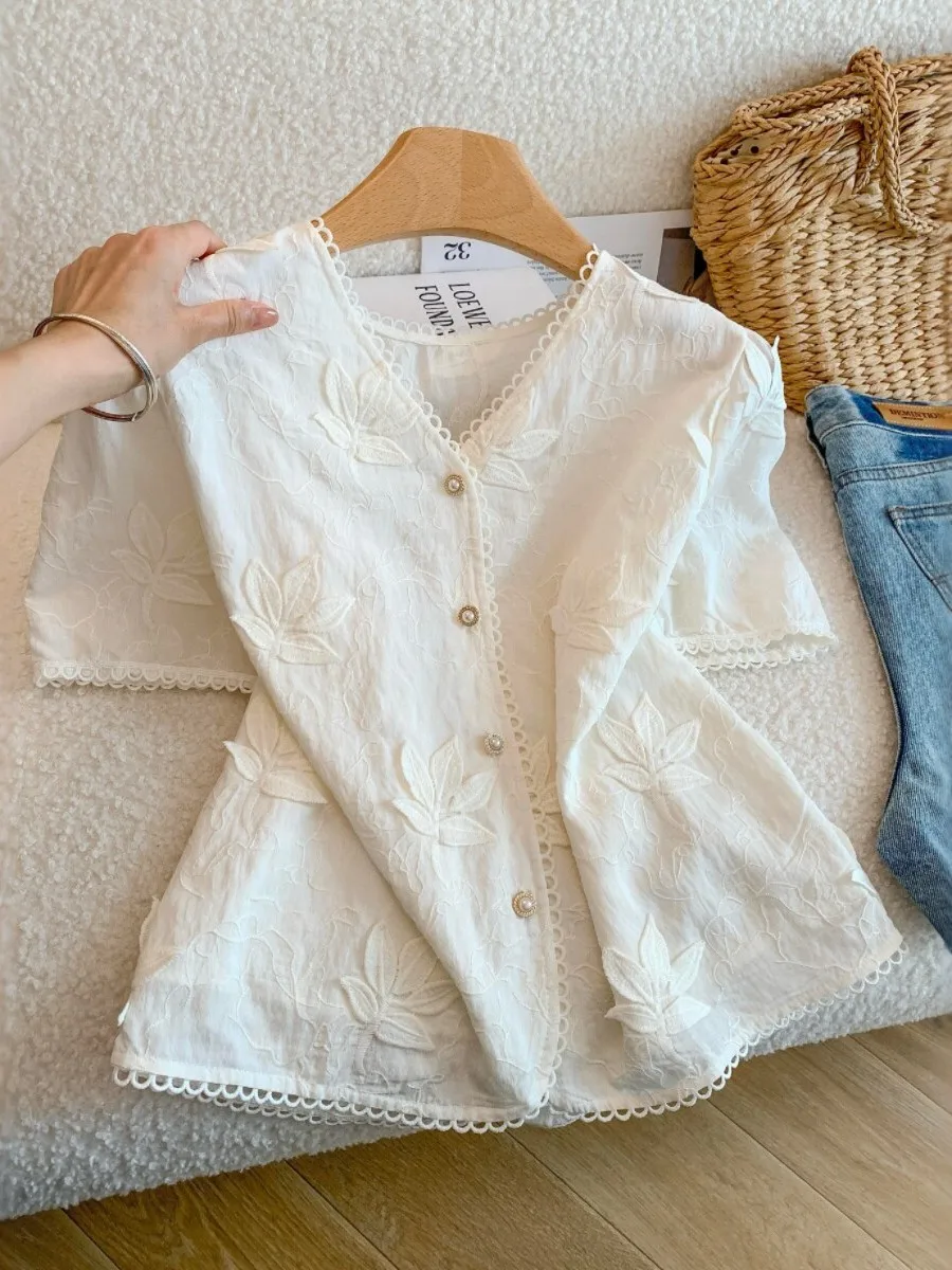 

Elegant Embroidered V-Neck Short Sleeve Shirt Women's Fashionable Summer Top Age-Defying Korean Style Commute Wind Regular Fit