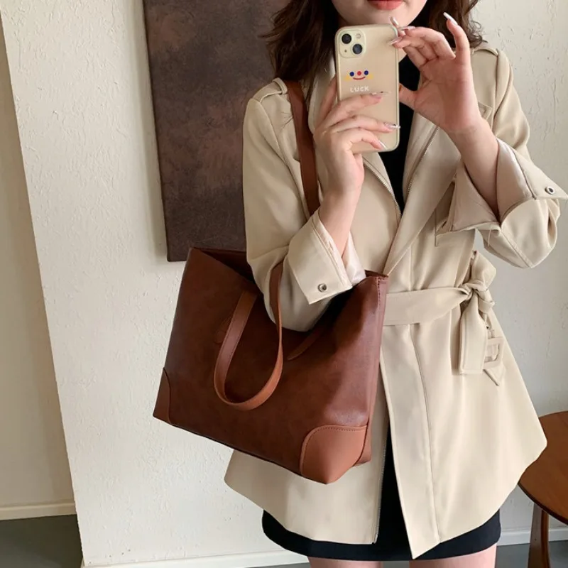 Retro Large Capacity Soft Leather Tote Bag 2023 Autumn/Winter New Versatile Instagram Commuting One Shoulder Underarm Mommy Bag