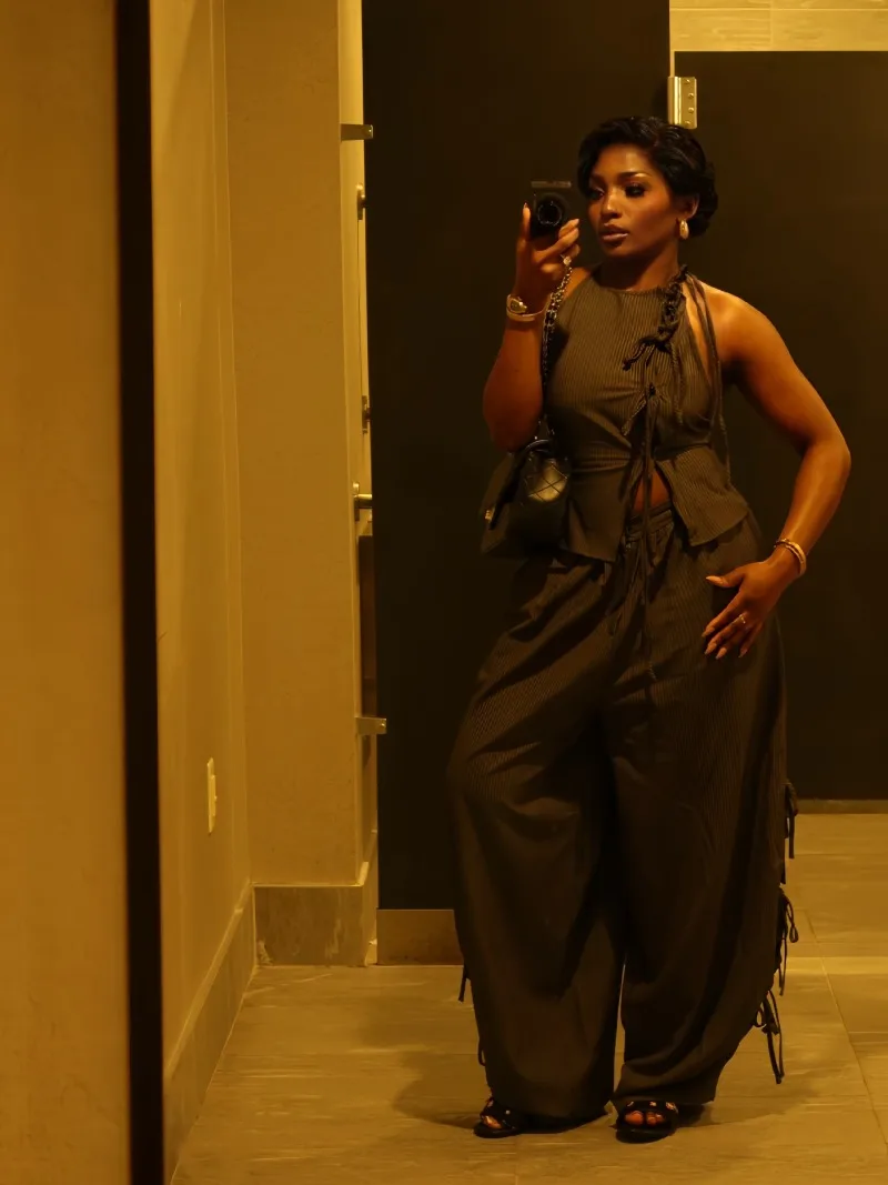 Damen Streifen-Outfit, 2-teilig, Neckholder-Crop-Top mit Cut-Outs, seitlich gebundene Wide-Leg-Hose, afrikanischer Streetwear-Stil, lässiges zweiteiliges Set – Detail 12