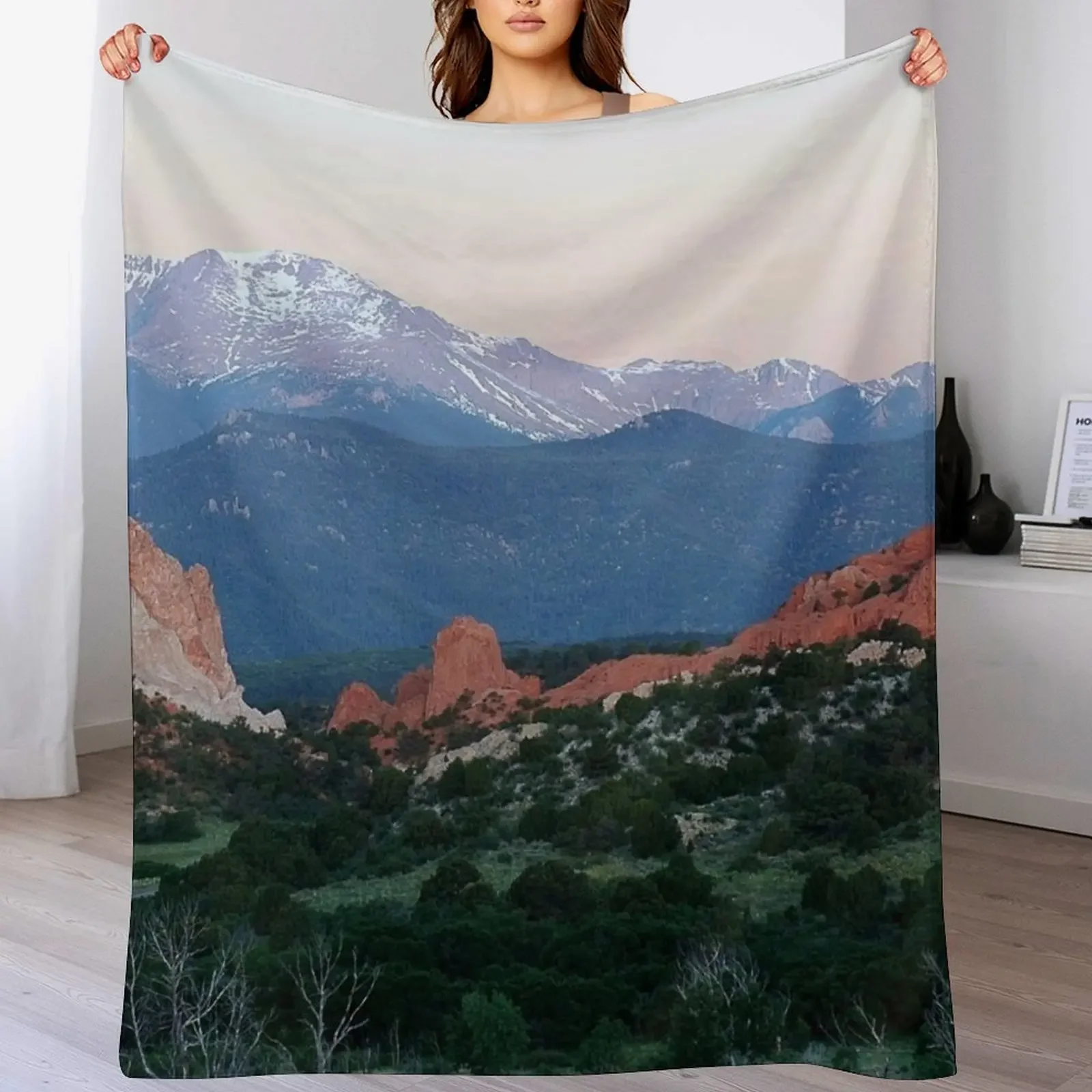 

Sunrise at Garden of the Gods and Pikes Peak Throw Blanket Warm Accent Blanket for Living Room Decoration