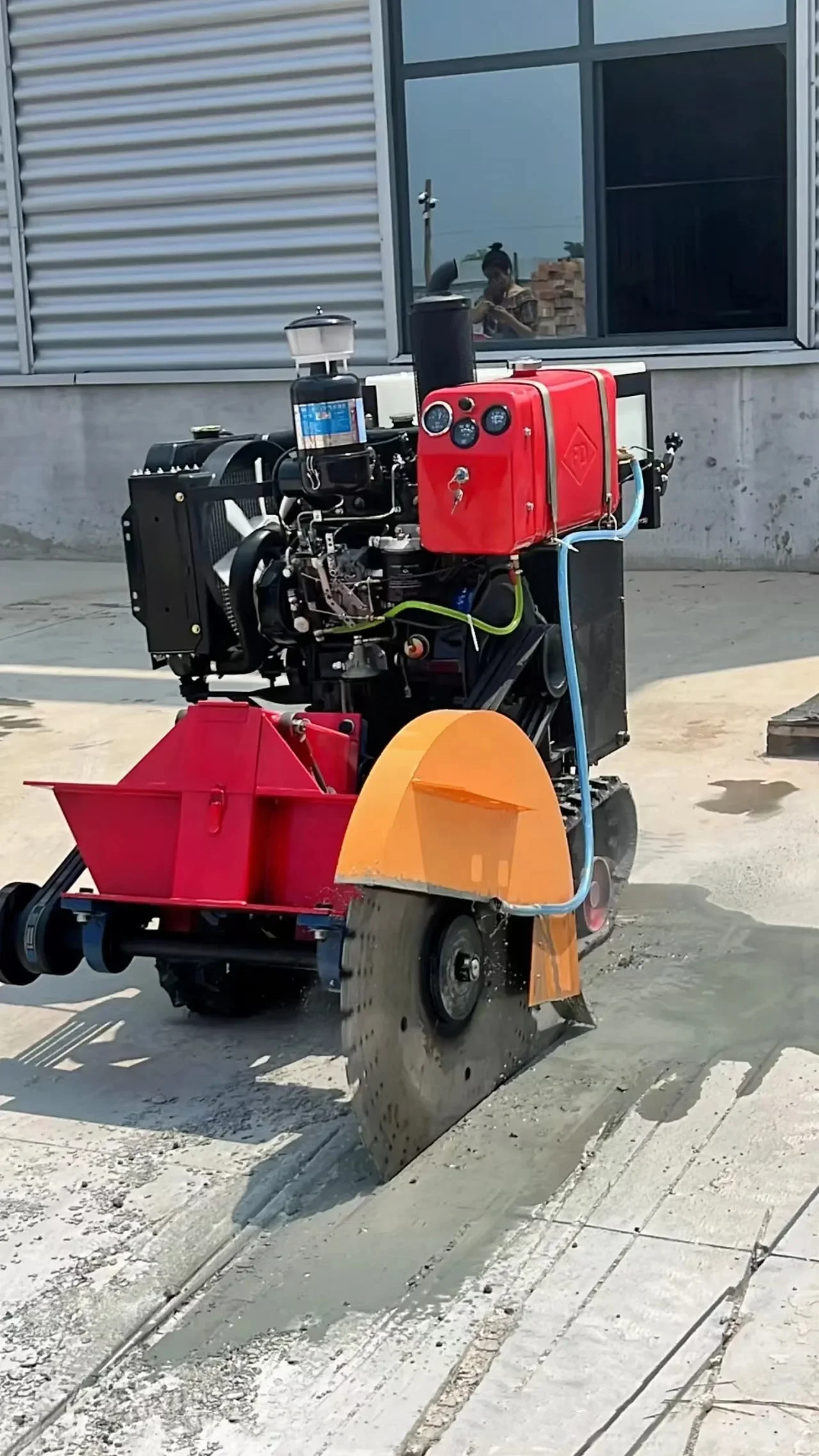 Crawler-type automatic walking road cutting machine.Concrete Surface With A Depth Of 500 1200mm Blade Track Cutting Machine