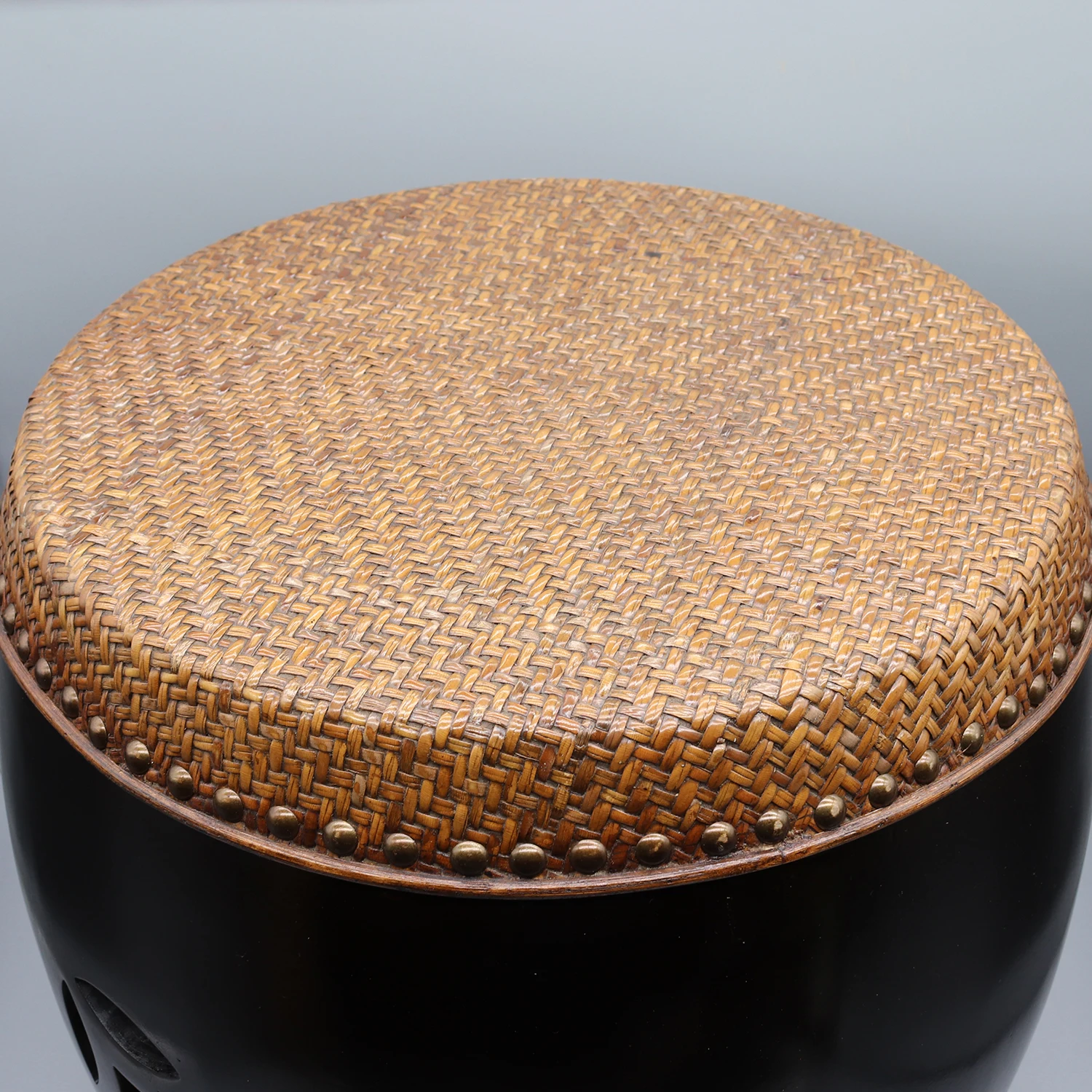 طاولة مستديرة مصنوعة حديثًا، مقعد على شكل طبل، قاعدة قوية، طاولة جانبية