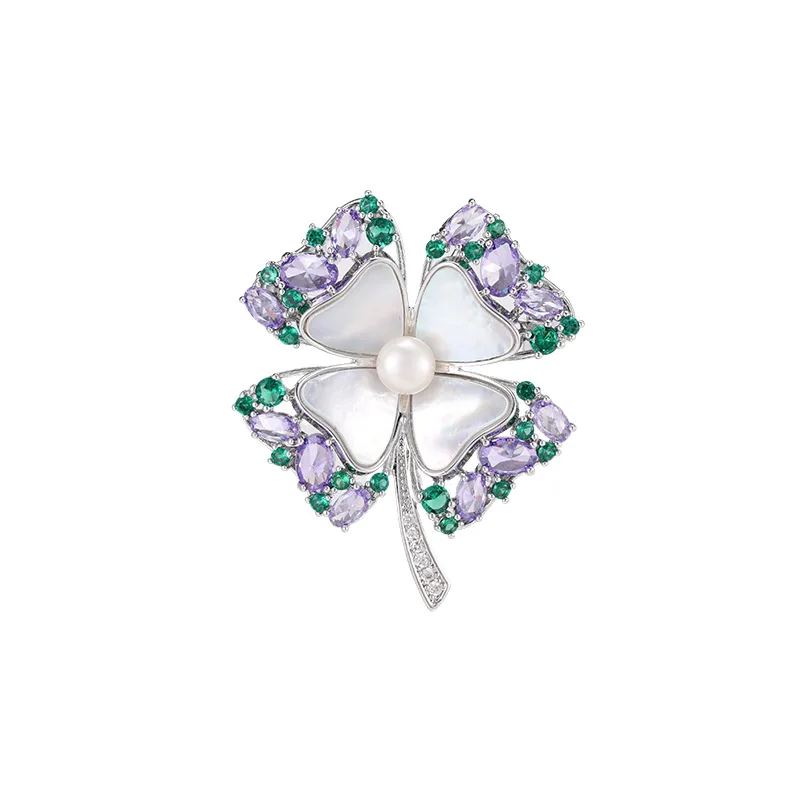 高級感と上品さを兼ね備えた、天然のクローバーをあしらったマザーオブパールのブローチ。軽やかな高級感のデザインで、ジャケットに合うおしゃれなアクセサリーです。