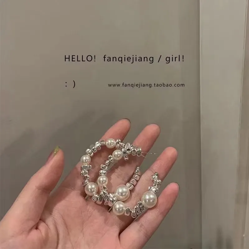Design sense niche broken silver pearl beaded oversized C-shaped earrings earrings women's French light luxury temperament Hong