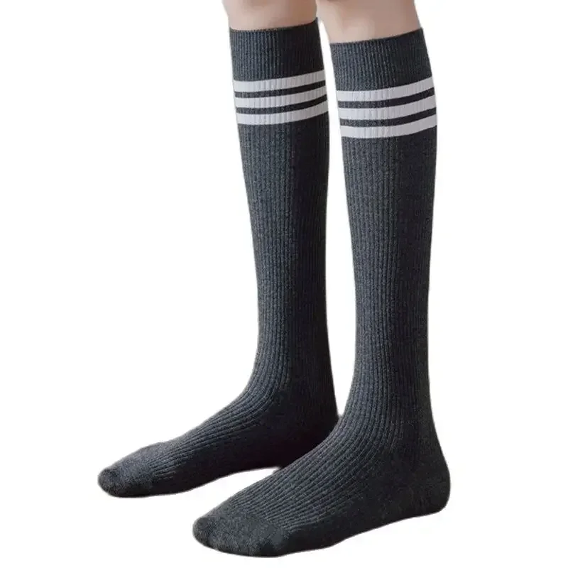 Calcetines altos de algodón a rayas para mujer