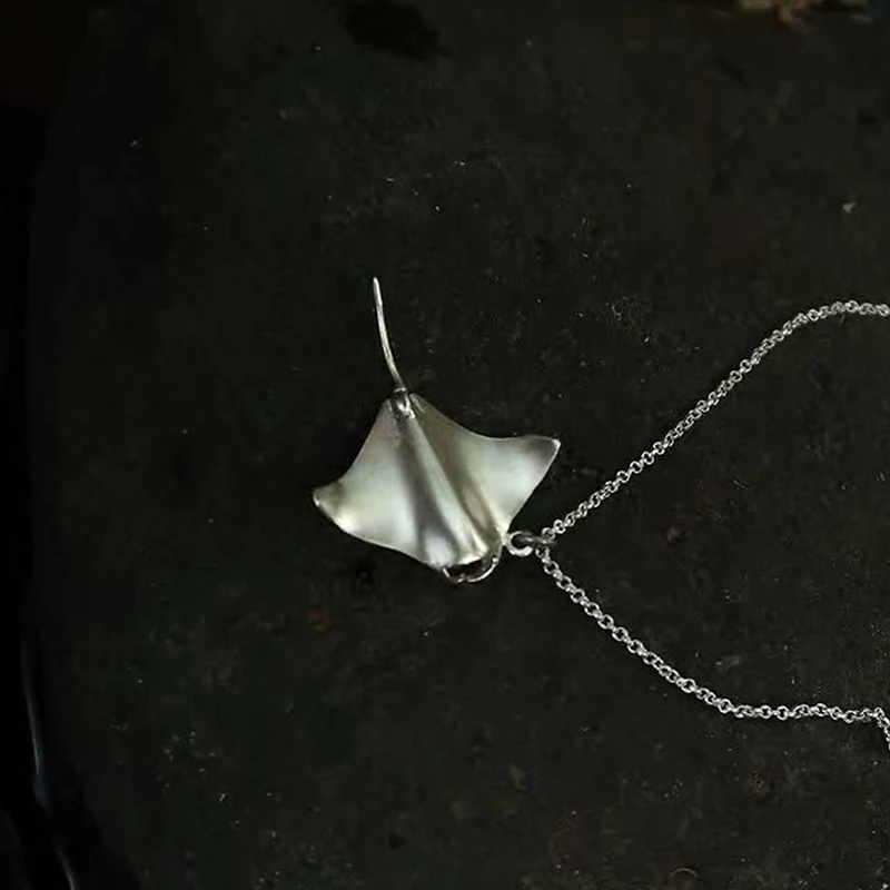 *Personalized Simple Unique Devil Fish Manta Ray Pendant Necklace Clavicle Chain