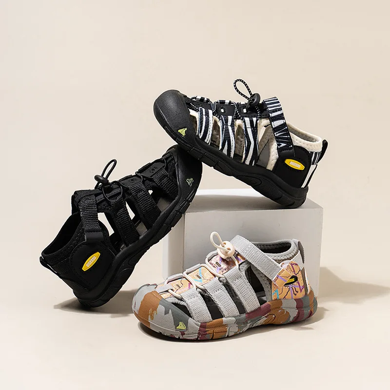 

Сандалии Baotou для мальчиков, новинка 2023 года, летняя спортивная пляжная обувь, детские нескользящие сандалии на плоской подошве на мягкой подошве на липучке