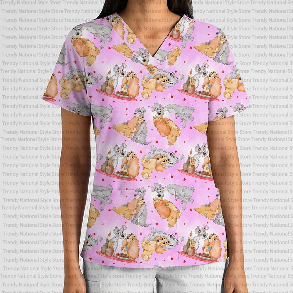 夏の女性の作業服、通気性のある V ネックポケット、フロスト加工のトップ、パーソナライズされたディズニー漫画プリントの医療用 T シャツ