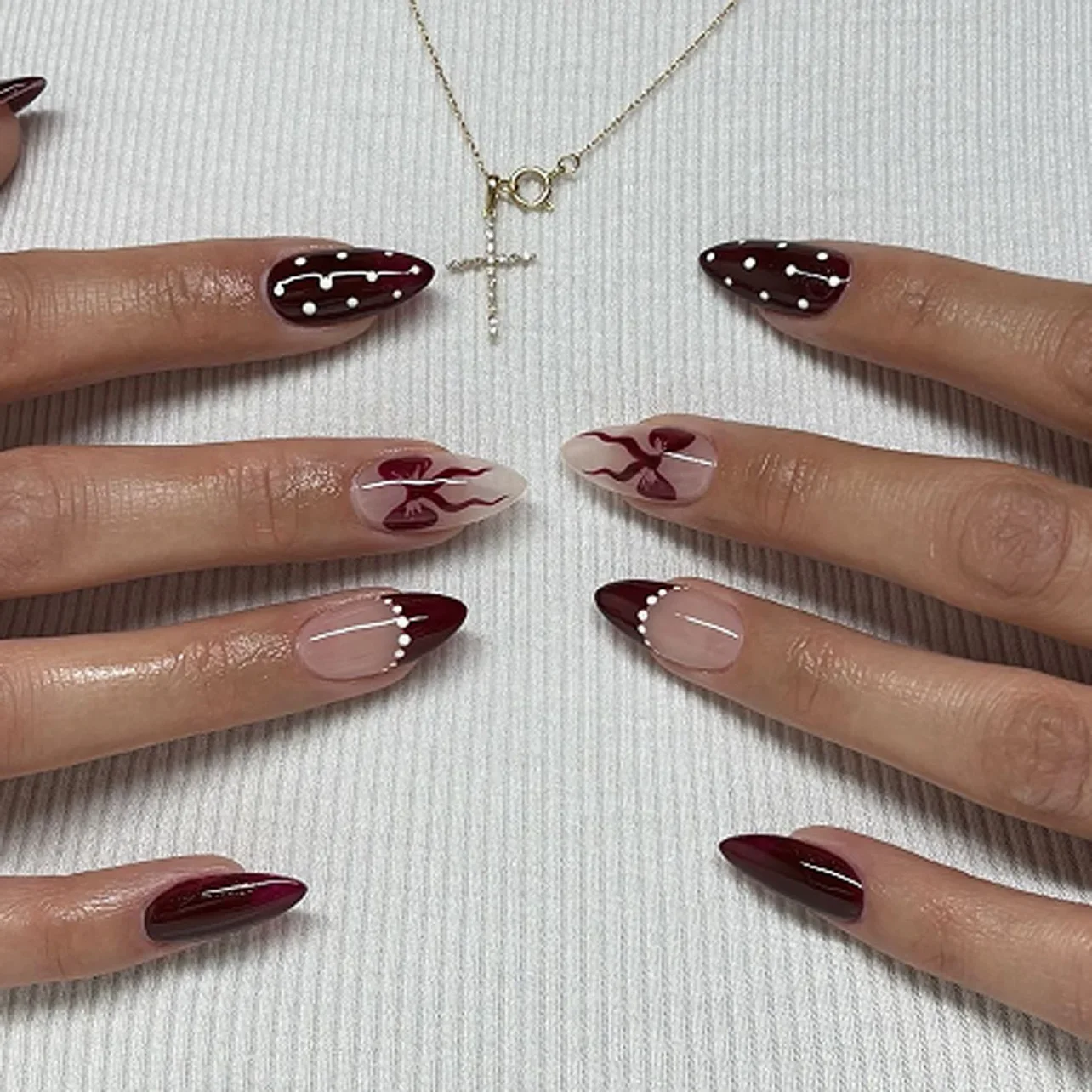 24Pcs Oval-shaped Fake Nail Tips Rhinestone False Nails Wine Red Floral Print Press on Wearable Gentle Flower DIY Stick on Nails