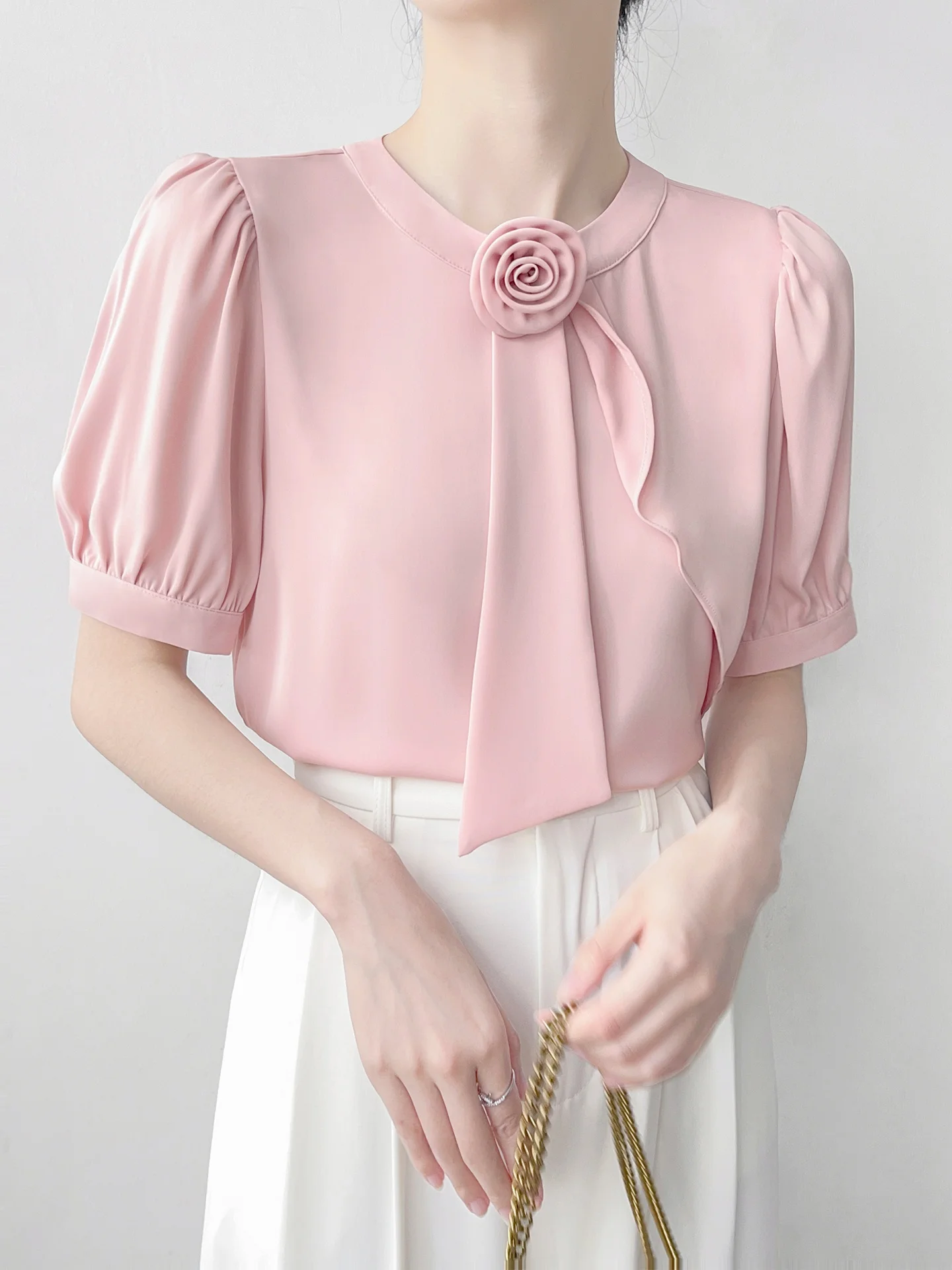 

Новая женская летняя блузка из розового шелка с коротким рукавом, асимметричным дизайном и воротником-лотосом, удобная, дышащая, свободного кроя