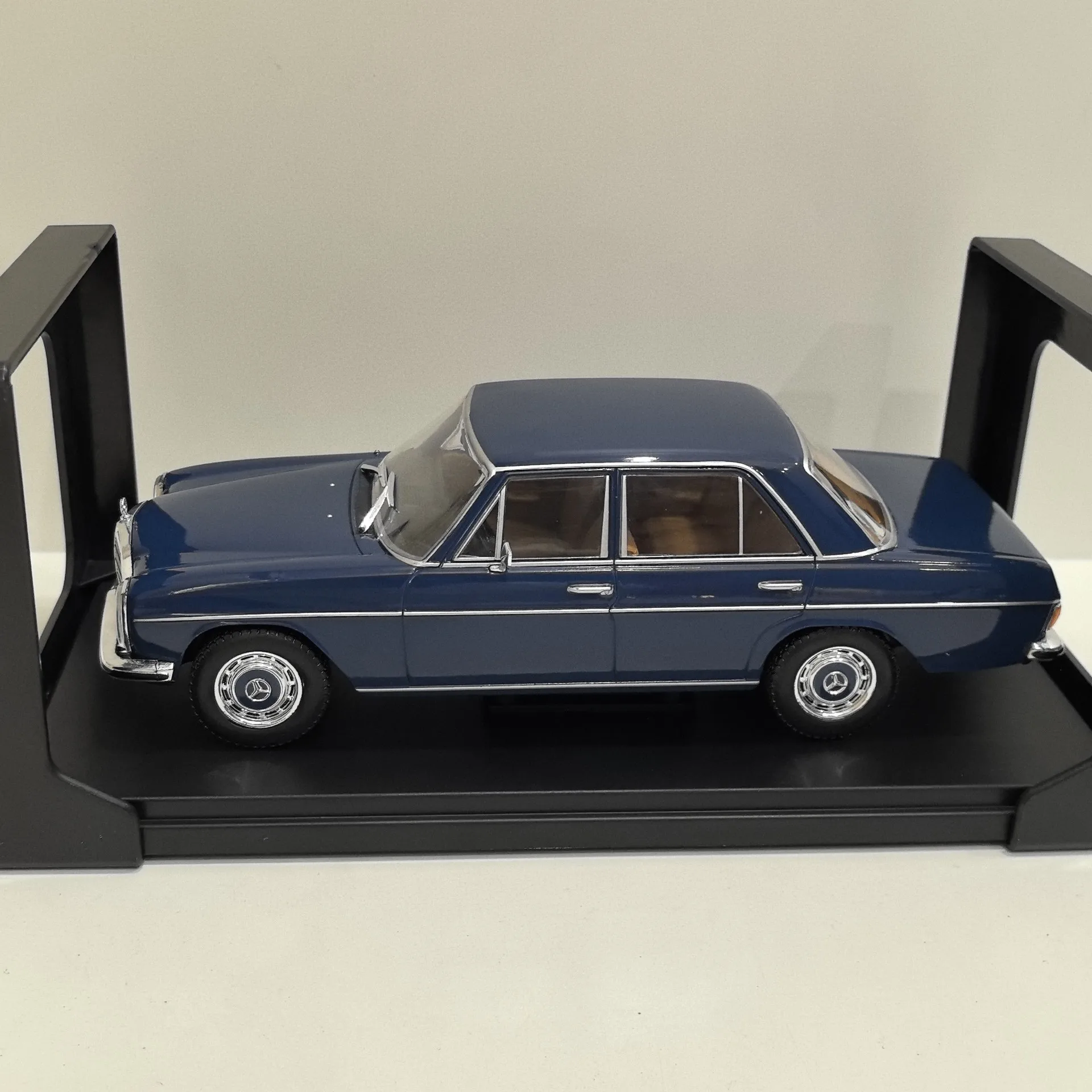 Diecast WHITEBOX 1/24 Scale BENZ W115 200D K4 Alloy Car Model