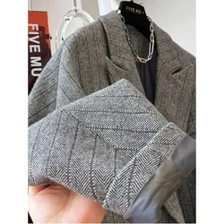 Suit Jacket Women's Short 2026 New Spring Autumn Wine Red Design Sense Top Elegant Suit Jacket Female Slim Single Buckle Blazer