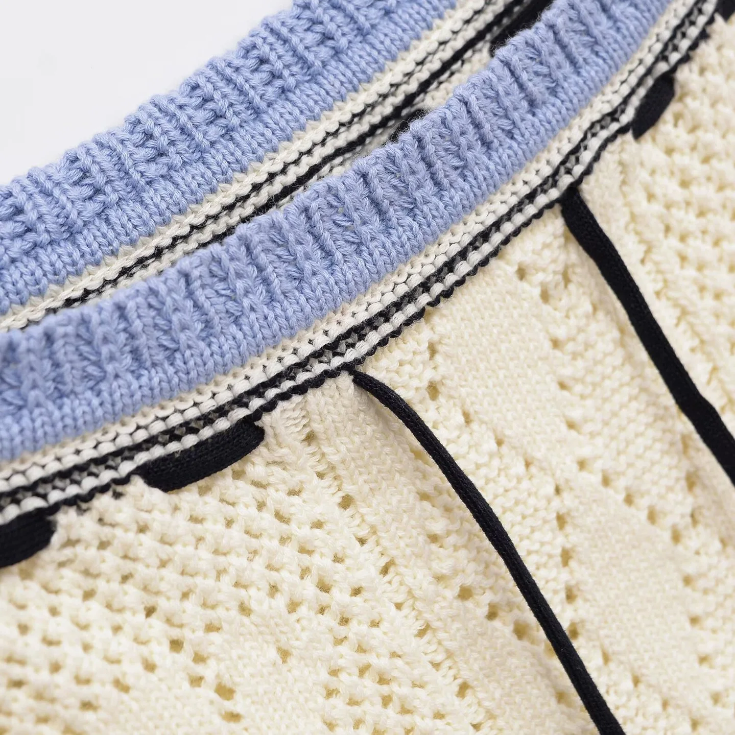Modische Kurzarm-Strickwaren für Damen im Herbst, europäischer und amerikanischer Stil, süßes Nischendesign, Schnür-Cut-Out-Detail