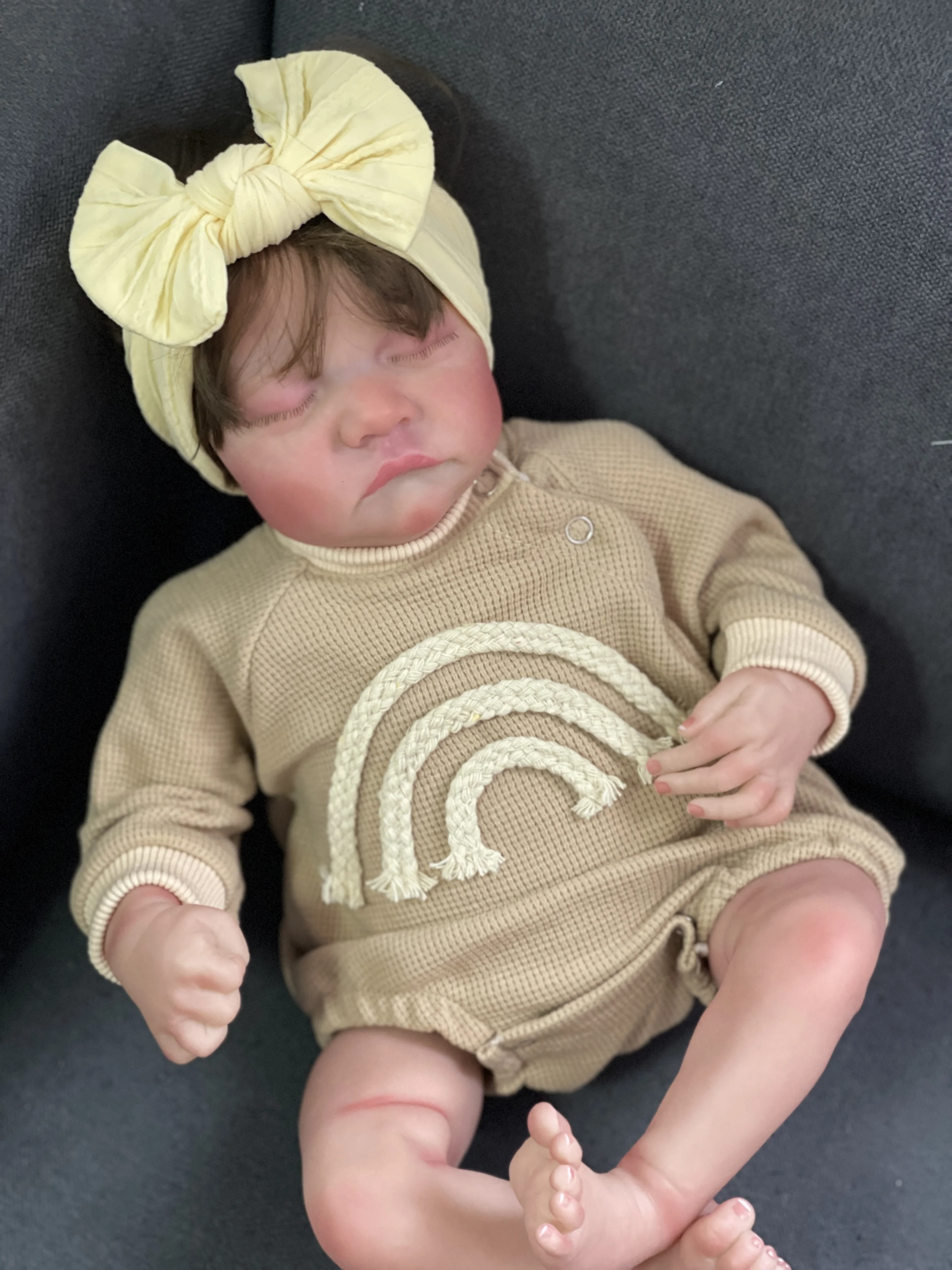 48cm Śpiąca Levi Miękka tkanina Body Noworodek Realistyczna Cuddly Baby Reborn Doll z ręcznie ukorzenionymi włosami Widoczne żyły Kolekcjonerska lalka