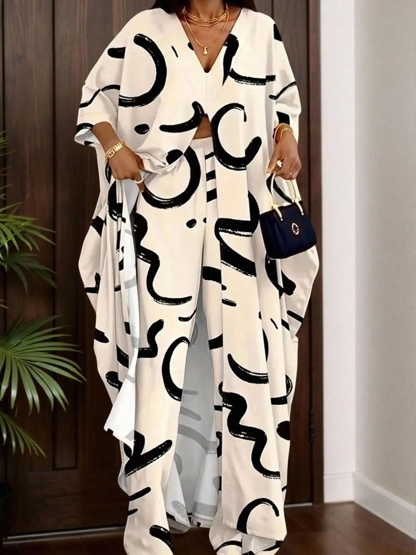 

Комплект из 2 предметов: свободная блузка с V-образным вырезом и широкие брюки с абстрактным принтом