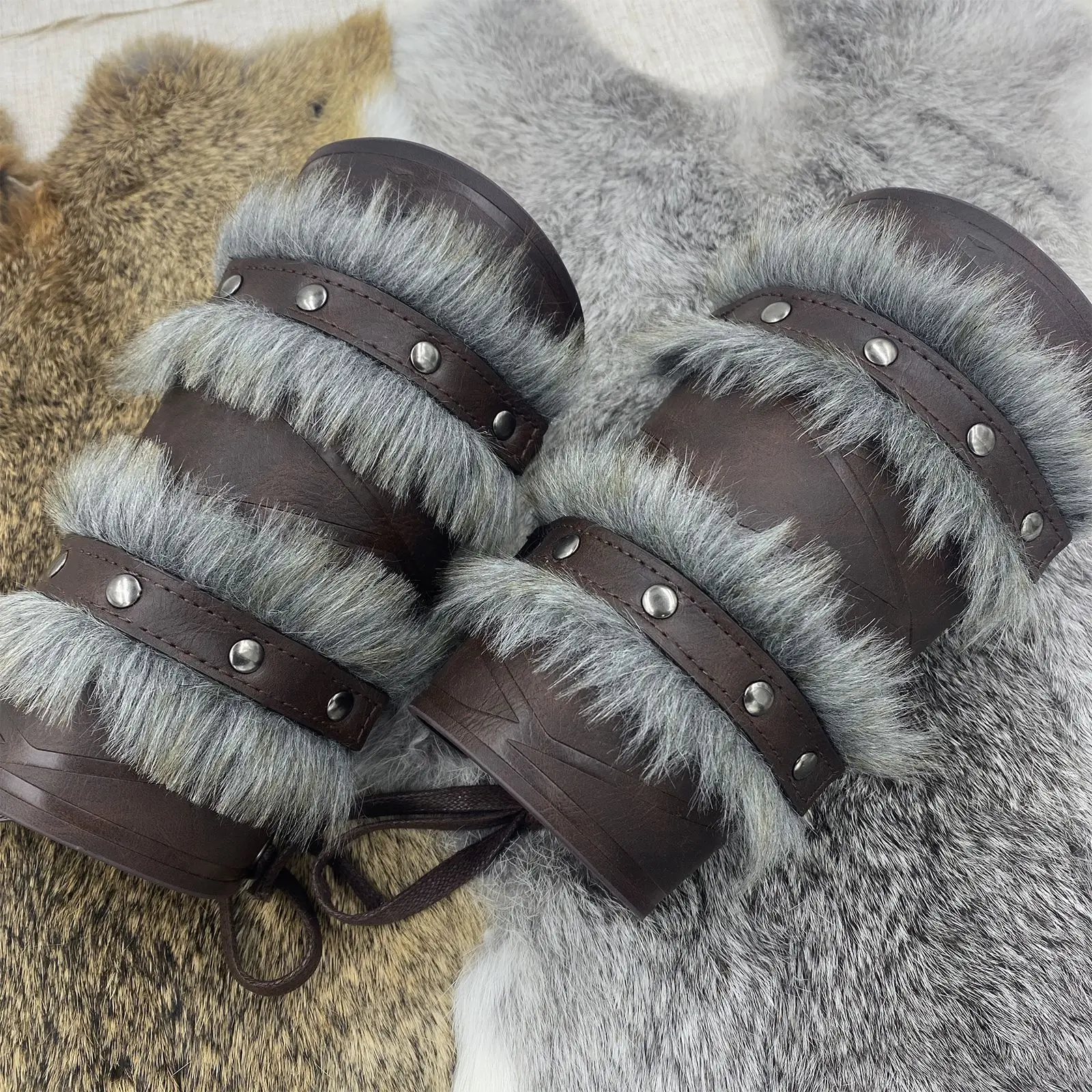 Middeleeuwse dubbellaagse bontleren pantserarmwarmers Viking Knight Gauntlet polsbandje Rivet Bracer Cosplay accessoires