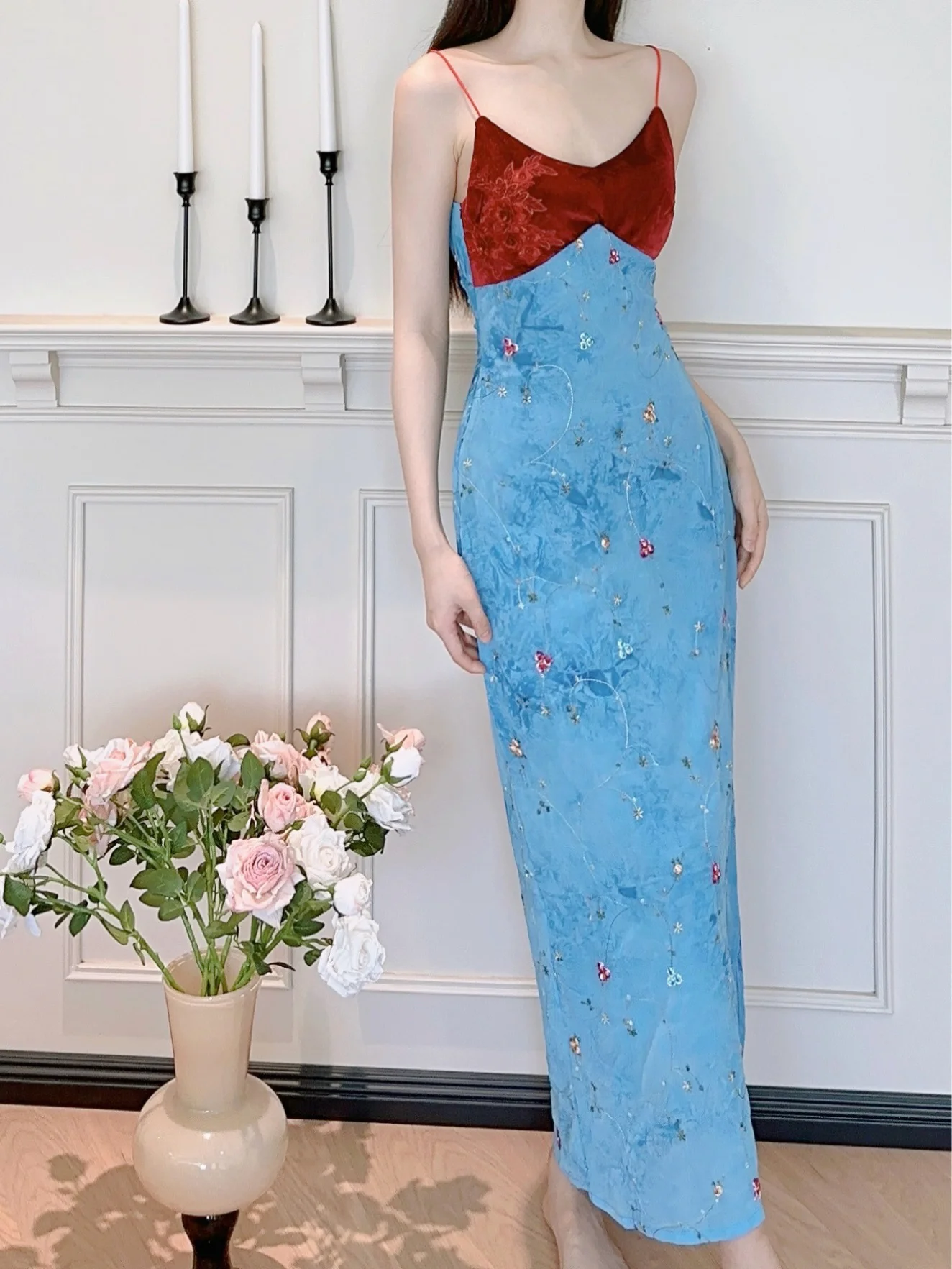 

Синее бархатное платье с оригинальным дизайном, улучшенной вышивкой в виде цветов, кружевными вставками и бретелями, с завышенной талией, модель Dr Ele S...