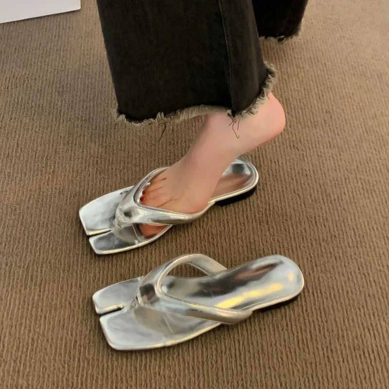 Sandalias de verano para mujer, chanclas planas de banda estrecha, elegantes, de diseñador, para fiesta, 2024