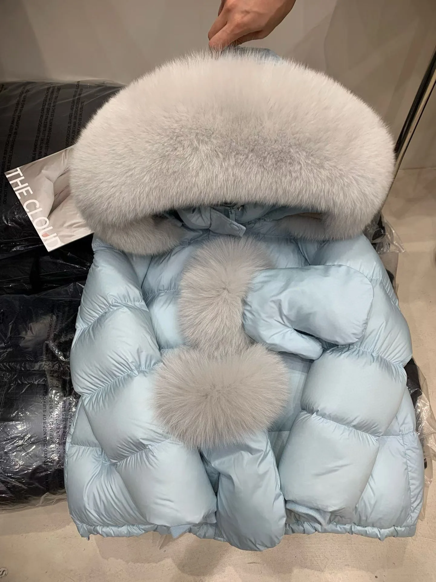 เสื้อแจ็คเก็ตพัฟเฟอร์ขนเป็ดขาว 90% สำหรับผู้หญิง รุ่น Cloud Puff พร้อมถุงมือ ปกขนสัตว์แท้ขนาดใหญ่ เสื้อฮู้ดกันหนาว เสื้อโค้ทขนเป็ดอุ่นสบาย