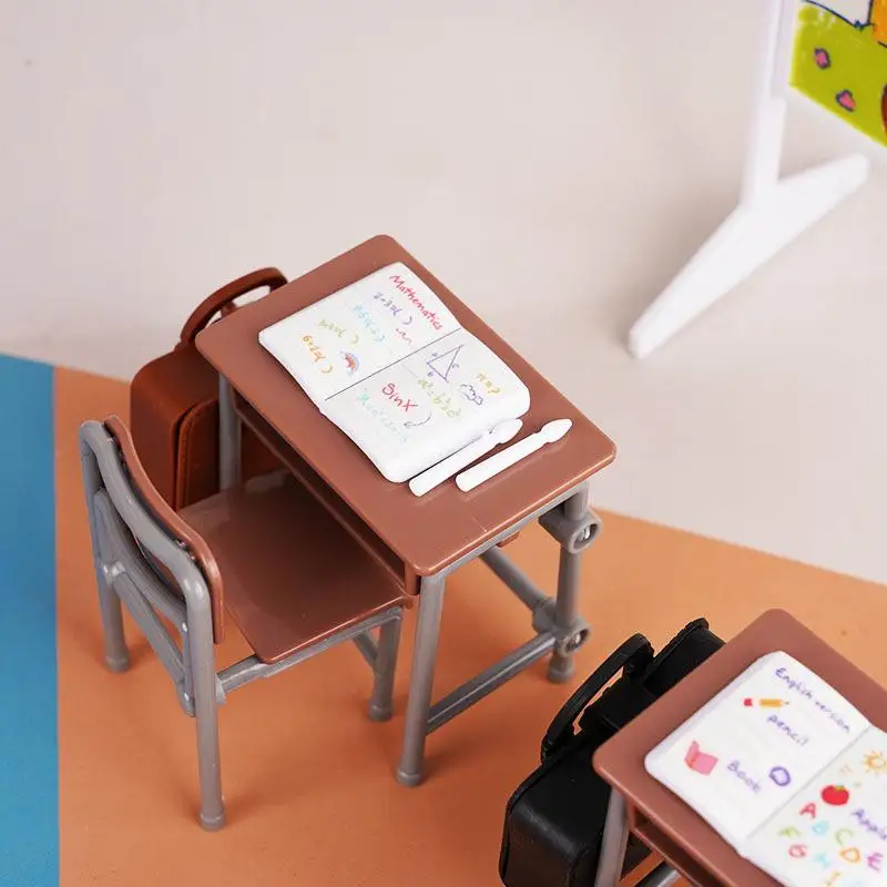 ชุดของตกแต่งห้องเรียน 1 ชุด ของเล่นจำลองขนาด 1:12 สำหรับบ้านตุ๊กตา ประกอบด้วยโต๊ะ เก้าอี้ กระดานดำ หนังสือ กระเป๋านักเรียน อุปกรณ์เสริมสำหรับบ้านตุ๊กตา