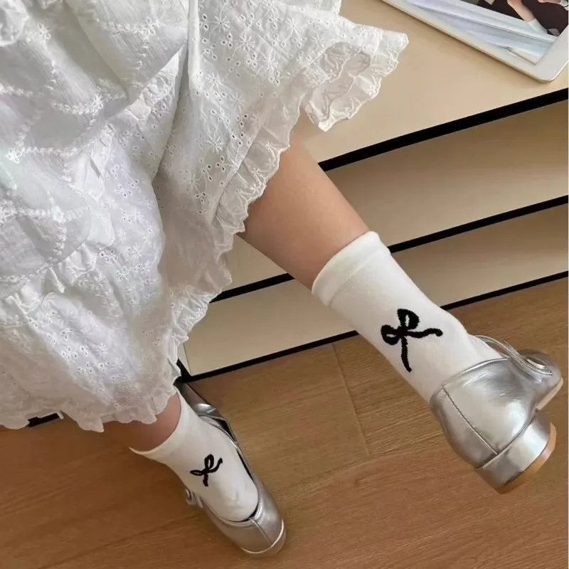 3 paia di calzini lunghi da donna Calzini bianchi a tubo centrale con fiocco femminile Set di calzini morbidi stile giapponese e coreano per studenti alti per donna