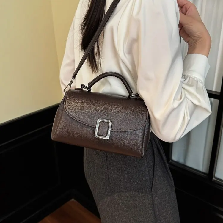 

Новая ретро-сумка 2026 года: маленькая квадратная, универсальная, высококачественная, через плечо, с простой текстурой, для повседневного использования